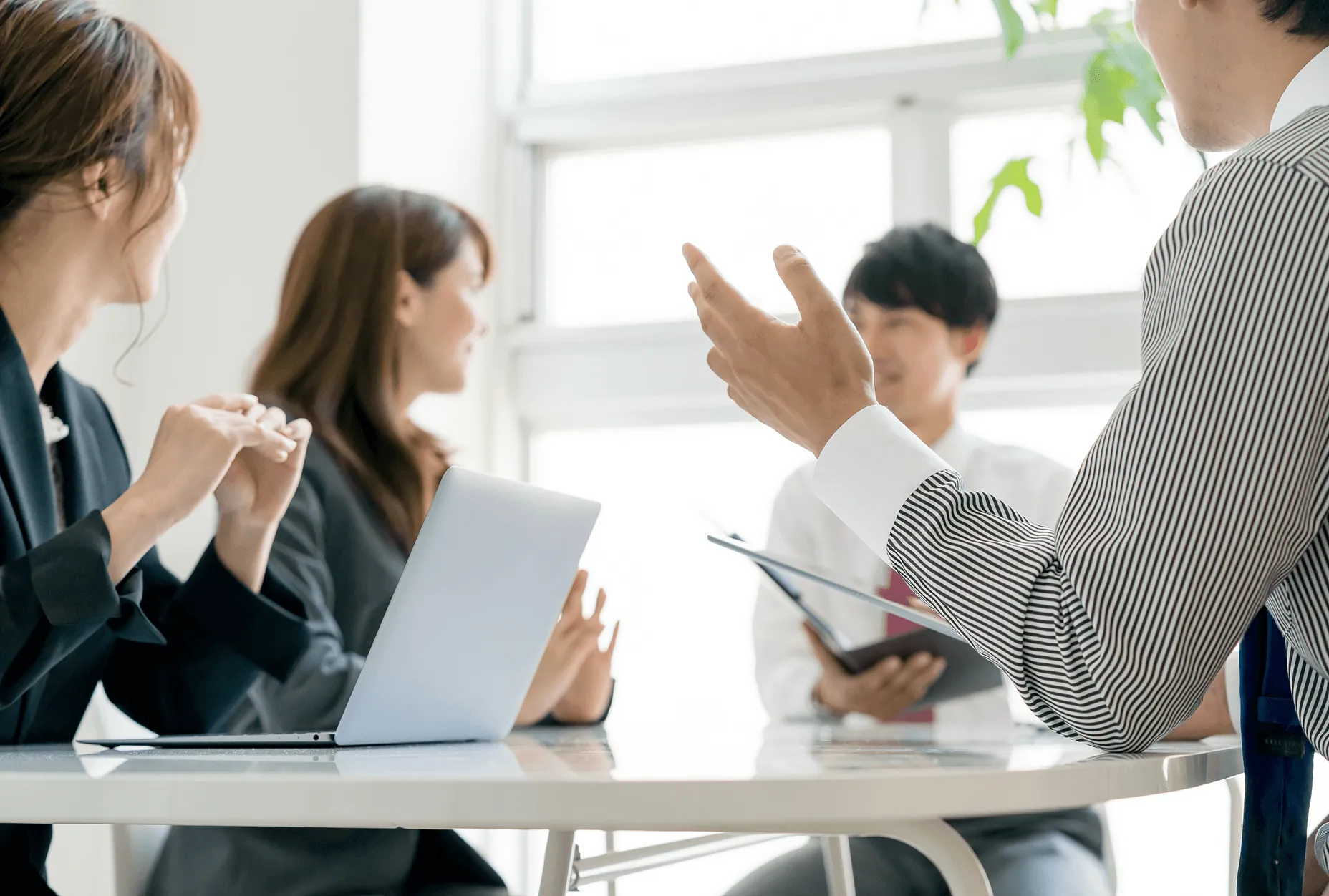 テーブルを囲み、話し合う人たち